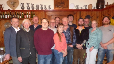  Einstimmig wurde die Vorstandschaft des Förderverein „Burg Leuchtenberg e.V.“ mit ihrer Vorsitzenden und Burgwartin Rita Lingl (sechste von links) wieder gewählt und Bürgermeister Anton Kappl (links) dankte dem „wichtigen Verein“ für die größte Burganlage der Oberpfalz. (Bild: Sieglinde Schärtl)