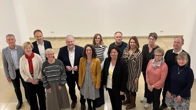 Die Schulamtsdirektoren Gerald Haas, Beatrix Hilburger und Stephan Tischer sowie Personalratsvorsitzende Monika Bergmann und Landrat Richard Reisinger (von links) gratulierten den Dienstjubilären. (Bild: Christine Hollederer)