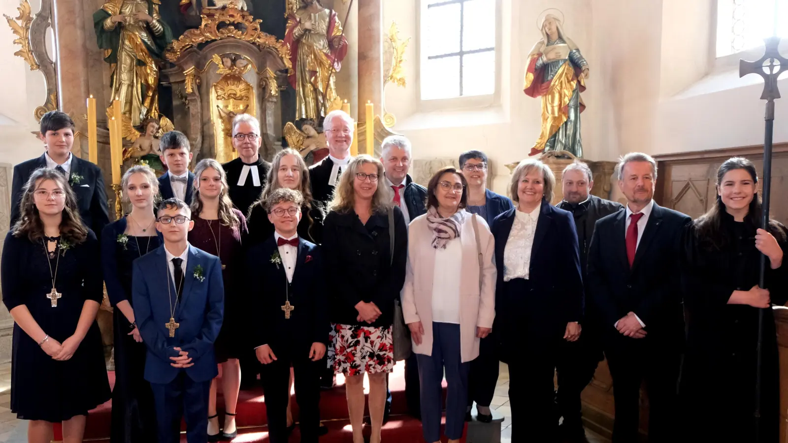Einen großen Festtag erlebten am Palmsonntag in der St. Johannes Baptista Kirche acht Konfirmanden der Kirchengemeinden Floß und Flossenbürg. Den Glückwünschen schlossen sich die Kirchenvorstände der beiden Gemeinden an. (Bild: Fred Lehner)