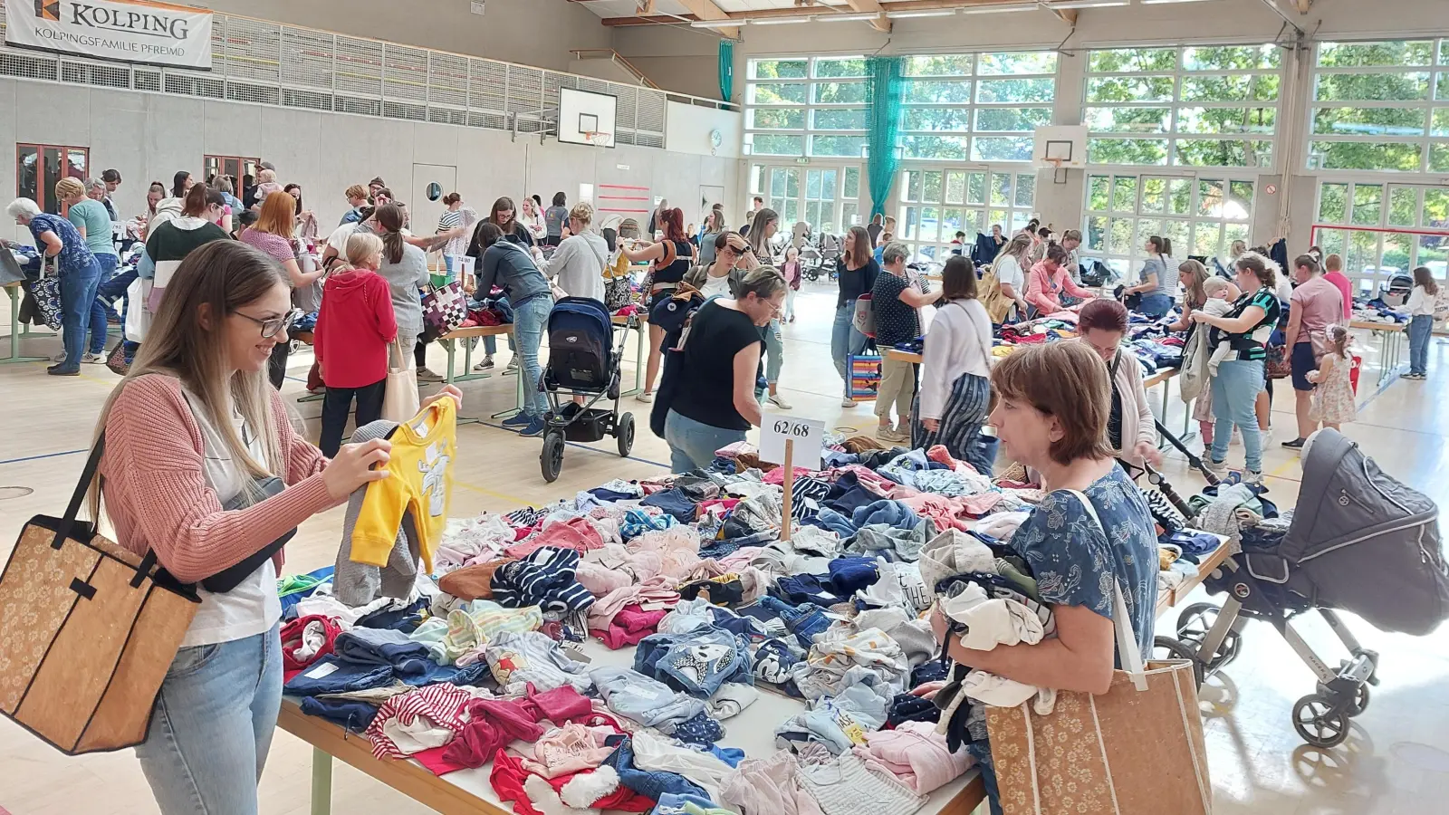 Zahlreiche Käufer strömen in die Landgraf-Ulrich-Halle um das breite Angebot beim Babybasar der Kolpingsfamilie Pfreimd zu nutzen. (Bild: Georg Hirmer)