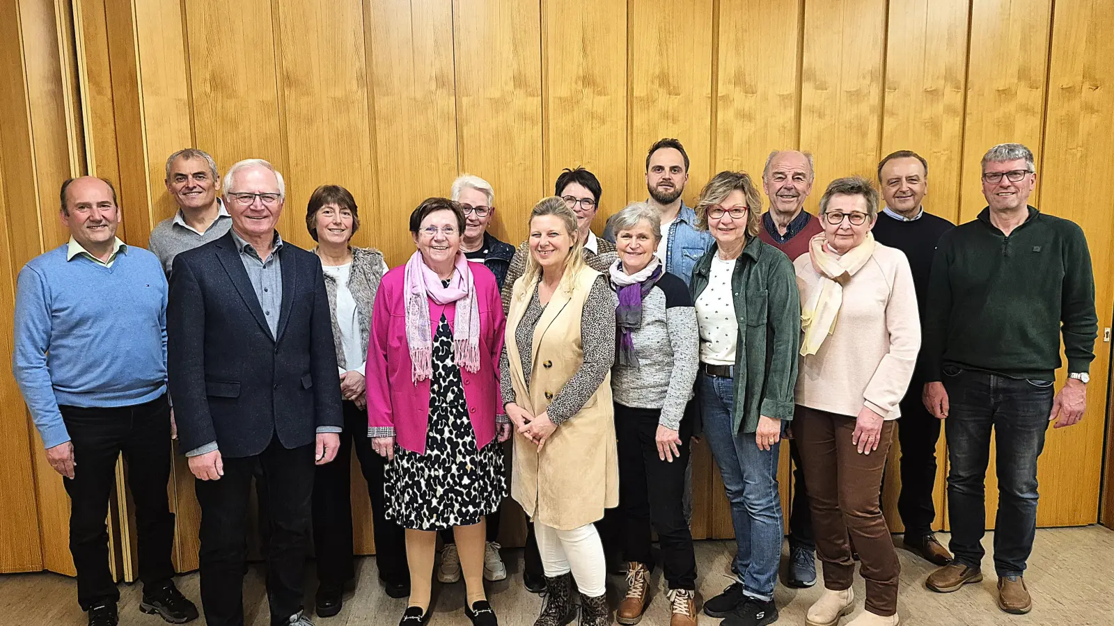 Von links: Stadtrat Josef Birner, Bernhard Hierl, 1. Vorstand Roland Maier, Agnes Hierl, 2. Bürgermeisterin Bärbel Birner, Christa Stadler, Michaela Meier, 2. Vorsitzende Christine Kugler, Claudia Wittmann, Simon Ries, Irene Schwinger, Wolfgang Weih, Irene Stauber, Dieter Muschler und Michael Heinz. (Bild: Fritz Dietl)