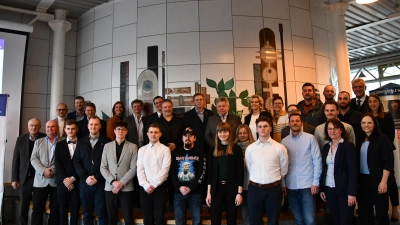 Die Preisträger mit ihren Ausbildern, der Schulleitung und Ehrengästen (Bild: Lydia Klapper)