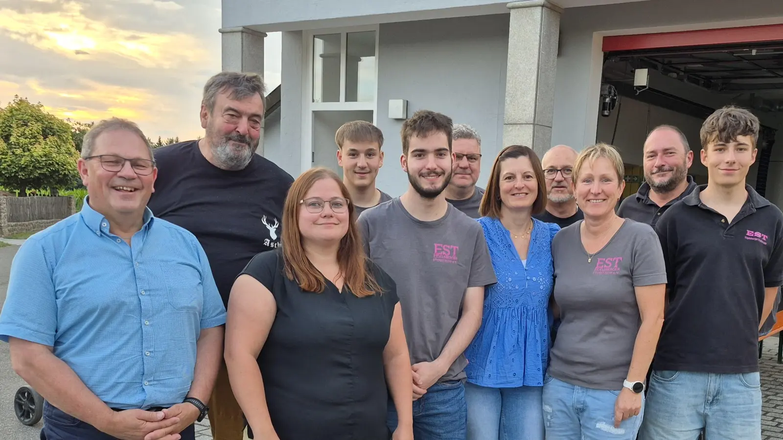 Dass beim EST alles gut organisiert ist, zeigten auch die Neuwahlen in Rekordtempo. Zweiter Bürgermeister und Wahlleiter Egbert Völkl (von links) freute sich über die zügige Neuwahlen mit weiterhin Manfred Aschenbrenner als ersten und Christin Stigler als zweite Vorsitzende. Michael Most ist künftig neu als Beisitzer und Niklas Stigler neuer Schriftführer im Verein, Jens Most bleibt weiterhin Kassier, wie Tanja Pawlak und Nicole Most Kassenprüfer. Beisitzer in der neuen Vorstandschaft sind künftig Holger Most, Gottfried Berger und Josef Berger. (Bild: Gottfried Berger)