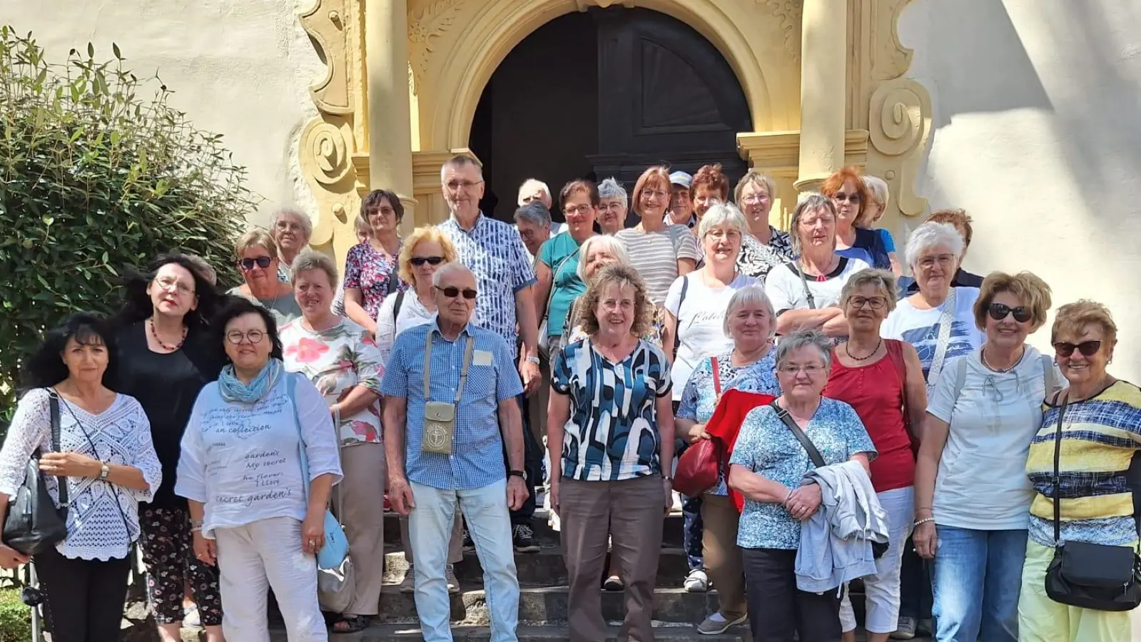auf dem Bild sind die Mitgereisten zusammen mit der 1. Vorsitzenden Anni König in der Mitte beim Tagesausflug des Pullenreuther Müttervereins vor der Kirche „Maria im Sand“. (Bild: Alexander Hörl)
