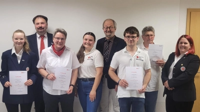 Von links: Alicia Trießl (10 Jahre), Spörrer Stefan (Bereitschaftsleiter), Elke Pöhlmann (20 Jahre), Sophia Voit (zukünftige stellv. Bereitschaftsleiterin), Helmut Härtl (Zweiter Bürgermeister), Tim Schultes (10 Jahre), Spörrer Karl (Ehrennadel in Silber), Verena Völkl (Kreisbereitschaftsleiterin). (Bild: Michael Bauer)