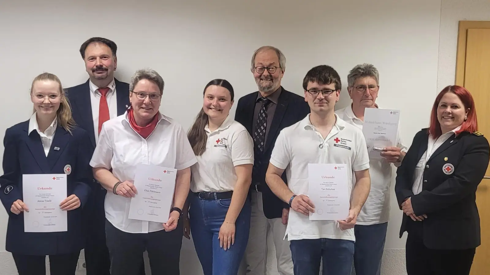 Von links: Alicia Trießl (10 Jahre), Spörrer Stefan (Bereitschaftsleiter), Elke Pöhlmann (20 Jahre), Sophia Voit (zukünftige stellv. Bereitschaftsleiterin), Helmut Härtl (Zweiter Bürgermeister), Tim Schultes (10 Jahre), Spörrer Karl (Ehrennadel in Silber), Verena Völkl (Kreisbereitschaftsleiterin). (Bild: Michael Bauer)