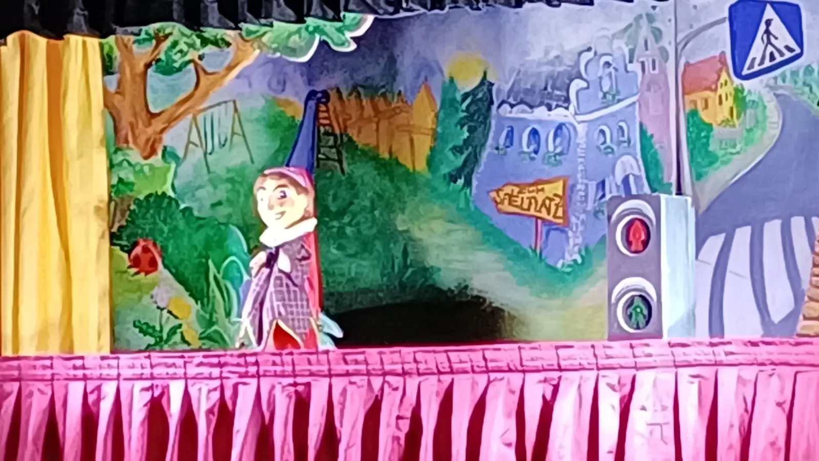 Kasperl und die kleinen Zuschauer lernen wichtige Verkehrsregeln (Bild: Anja Steinhauser)