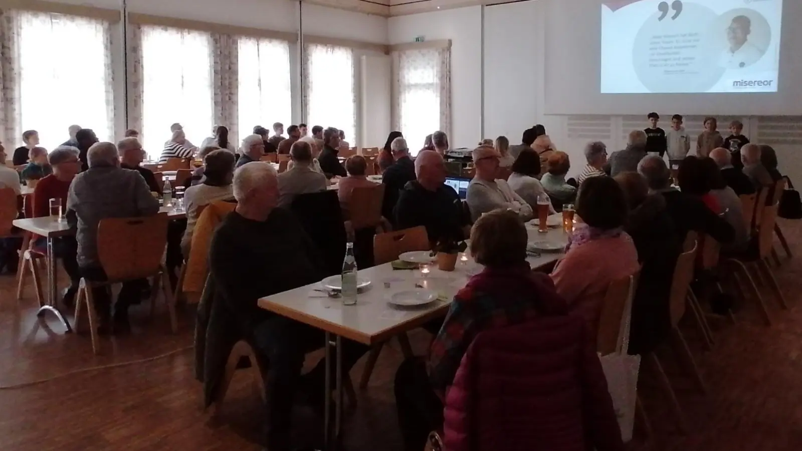 Pastoralreferent Stefan Dotzler -rechts- mit den Firmlingen -vorne Mitte- stellten die Misereor-Fastenaktion vor. (Bild: Anita Hartmann)