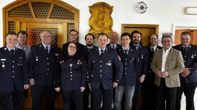 Die Geehrten, Gewählten, Beförderten mit Vorsitzendem Winfried Prokisch (Dritter von links), Kommandant Raphael Pscherer (links) und Bürgermeister Franz Tauber (Zweiter von rechts). (Bild: Gisela Kuhbandner)