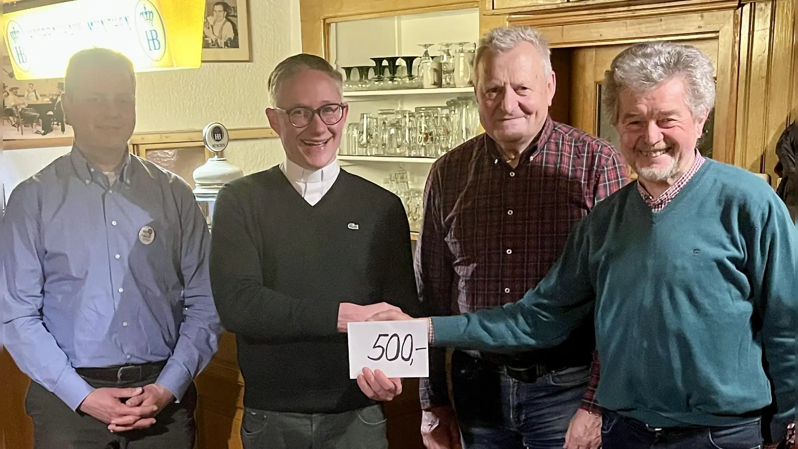 Symbolische Spendenübergabe der Pleysteiner Fußwallfahrer für die Renovierung der Kreuzbergikirche - (v. l. n. r..) Pater Thomas Mühlberger, Stadtpfarrer Adam Karolczak, Kirchenpfleger Karl Putzer, Leiter Johann Walbrunn (Bild: Johannes Walbrunn)