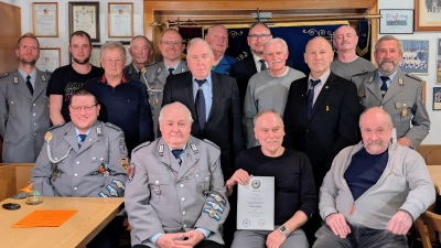 Bezirksvorsitzender Horst Embacher (Bildmitte), Kreisvorsitzender Manfred Zettl (Bildmitte rechts) und Bürgermeister Richard Kammerer (hinten Zweiter von rechts) gratulierten den Geehrten zu ihren Auszeichnungen und wünschten der KSRK Mantel weiterhin kameradschaftlichen Zusammenhalt. (Bild: Johann Kneißl)