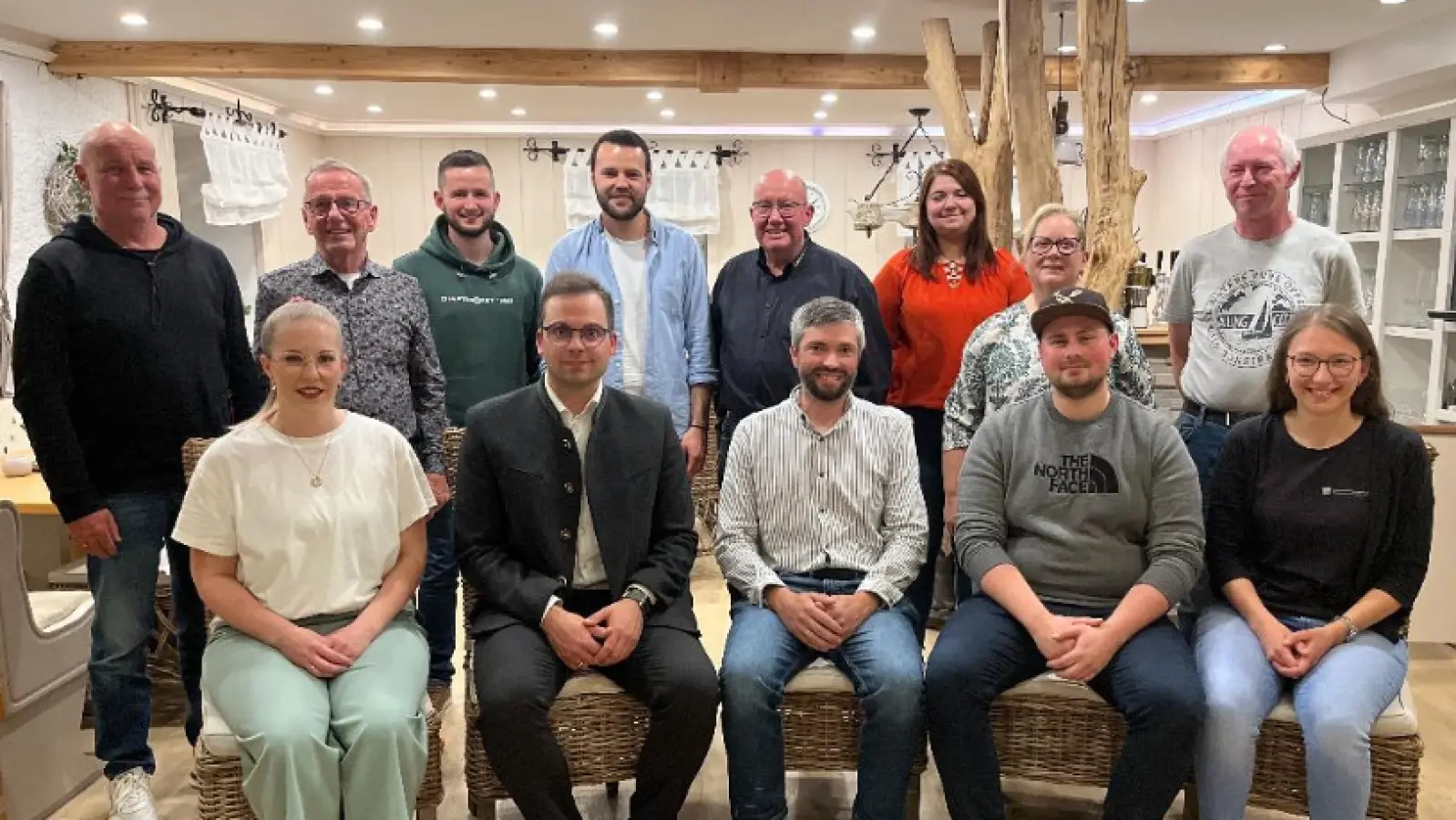 Die Kreisvorstandschaft des Nordbayerischen Musikbundes - Kreisverband Tirschenreuth mit dem neuen Vorsitzenden Johannes Dötterl-Franz (vorne in der Mitte).  (Bild: Jonas Bäumler)