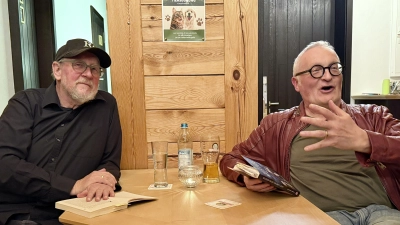 Stefan Voit (links) und Thomas Bäumler bei der Autorenlesung in der Molzmühle. (Bild: Ina Piehler )