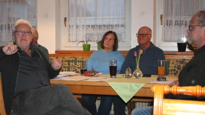 Vorsitzender Richard Waldmann (links) und „Fähnlein”-Hauptmann Reinhard Seidler (rechts) resümierten die Arbeit des Kulturkreises. Im Hintergrund Ursula und Heiner Brückner, die die „Poesiestelen” im Dietl-Park betreuen. (Bild: Bernhard Piegsa)