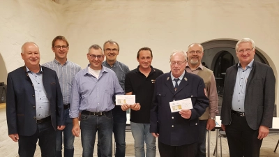 Spendenübergabe: Feuerwehrkommandant Rudi Schinner (Fünfter von links) überreichte 200 Euro an Hubert Schinner (Dritter von links) und der Vorsitzende der Wetzldorfer Feuerwehr Willi Kraus (Dritter von rechts) 200 Euro an den Fördervereinsvorsitzenden Franz Schraml (Zweiter von rechts).  (Bild: Heidi Banzer)