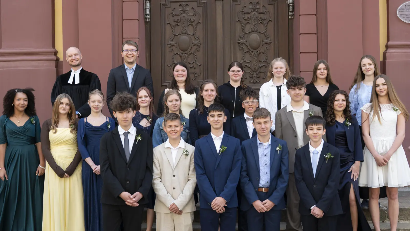 Konfirmation 17.5.2026 Paulanerkirche Amberg Konfirmand:innen, Teamer:innen, Pfarrer Amberg (Bild: Severine Martin)