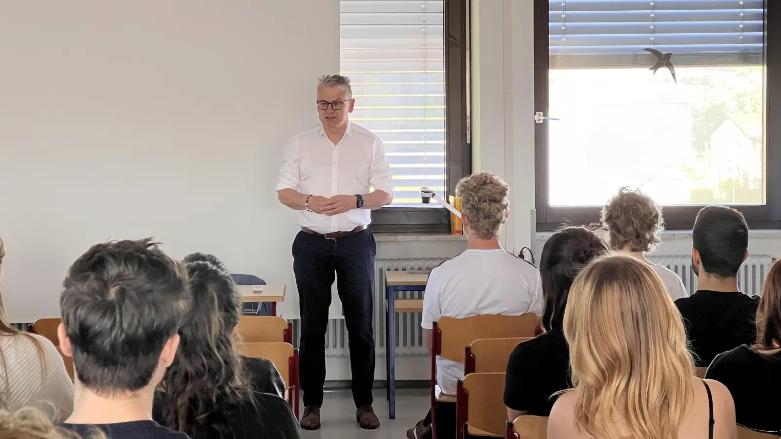 Mit seinem Besuch am JAS-Gymnasium Nabburg setzte Martin Scharf ein deutliches Zeichen für den Wert politischer Bildung an Schulen – und hinterließ bei vielen Jugendlichen den Eindruck, dass ihre Stimme zählt. (Bild: Anna Benz-Reichenauer)