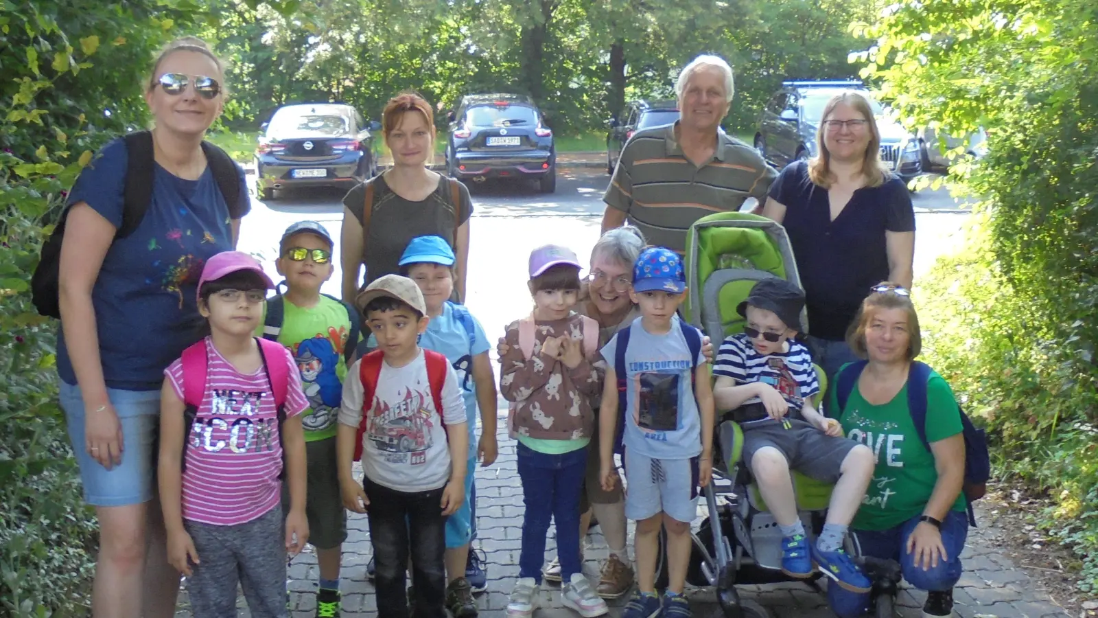 Die Kinder und das Personal der SVE mit Herrn Roßmann. (Bild: Elisabeth Ott)