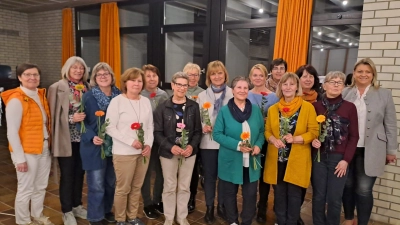 Von links nach rechts: Geistl. Beirätin Elisabeth Harlander, Sonja Freitag, Monika Pronath, Karola Hirsch, Ulrike Gudat, Gerlinde Rattke, Hanna Kattner, Goretti Rubenbauer, Irene Bauer, Ute Rödel, Martina Pospiech, Gabi Mattulla, Maria Horscht, Gabi Pemp, stellvertretene Diözesanvorsitzende Kerstin Aufschneider.  (Bild: Gabriele Mattulla )