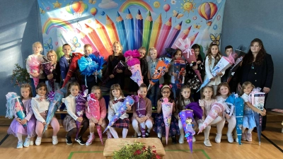 Klasse 1f der Albert-Schweitzer-Schule mit ihrer Klassenlehrerin Steffi Scheiber. (Bild: Petra Bayer)