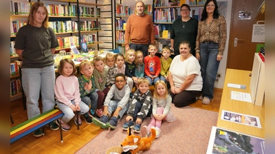 Zweiter Bürgermeister Roman Bauer übergibt an die Vorschulkinder der Kita St. Josef Büchereigutscheine. Mit im Bild: Cornelia Greiner-Braun (rechts) und Carola Käs (Zweite von rechts) vom Büchereiteam und die beiden Erzieherinnen. (Bild: Franz Völkl)