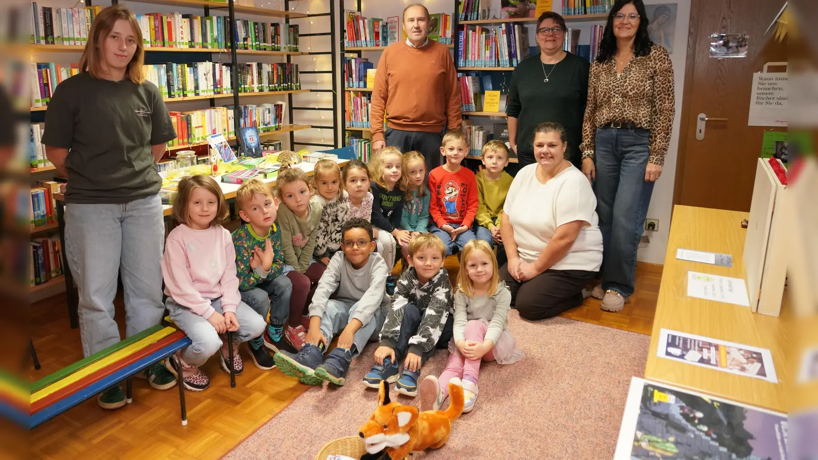 Zweiter Bürgermeister Roman Bauer übergibt an die Vorschulkinder der Kita St. Josef Büchereigutscheine. Mit im Bild: Cornelia Greiner-Braun (rechts) und Carola Käs (Zweite von rechts) vom Büchereiteam und die beiden Erzieherinnen. (Bild: Franz Völkl)