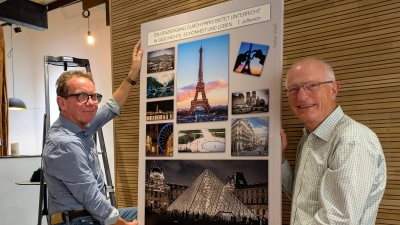 Fotoclub-Vorsitzender Dr. Hartmut Bombosch mit einer der Bildcollagen der Ausstellung „Fotografische Zitate”. Kunsthaus Vorsitzender Wolfgang Horn (links) freut sich über die Bereicherung des Veranstaltungsprogramms an der Kunstgasse. (Bild: Paul Zrenner)