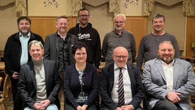 auf dem Bild stehend hi.v.li.: Schatzmeister Alexander Hörl, Kreisvorsitzender Tobias Reiß, Stefan Kiesskalt, Thomas Küffner, Alexander Veigl. v.v.li.: Schriftführer + 2. Vorsitzender Markus Dumler, Monika Dötterl, Vorsitzender Johannes Koller und Oliver Becher (Bild: Alexander Hörl)