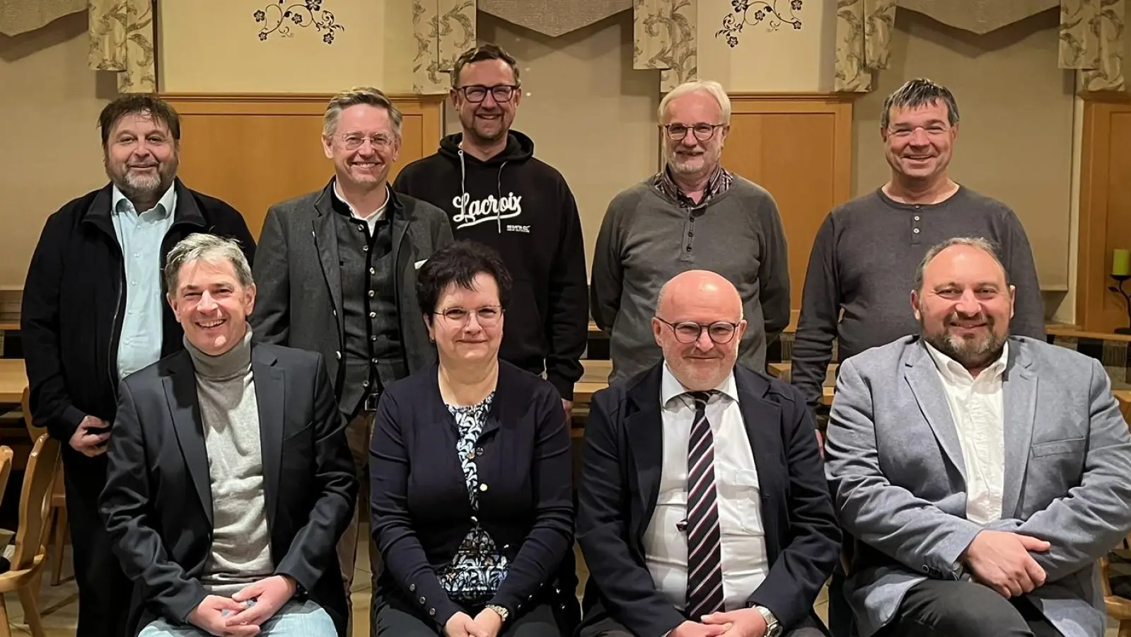 auf dem Bild stehend hi.v.li.: Schatzmeister Alexander Hörl, Kreisvorsitzender Tobias Reiß, Stefan Kiesskalt, Thomas Küffner, Alexander Veigl. v.v.li.: Schriftführer + 2. Vorsitzender Markus Dumler, Monika Dötterl, Vorsitzender Johannes Koller und Oliver Becher (Bild: Alexander Hörl)