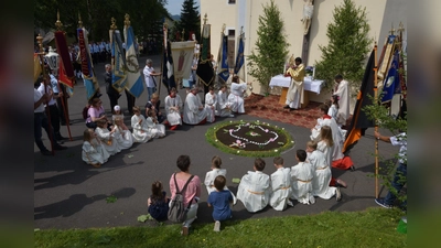 auf dem Bild sieht man die Teilnehmer der Fronleichnamsprozession am vierten Altar an der Pfarrkirche St. Martin n Pullenreuth (Bild: Alexander Hörl )