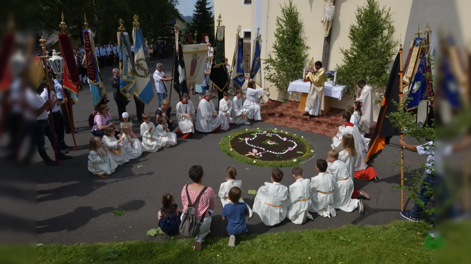 auf dem Bild sieht man die Teilnehmer der Fronleichnamsprozession am vierten Altar an der Pfarrkirche St. Martin n Pullenreuth (Bild: Alexander Hörl )