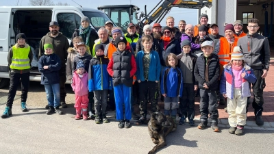 Die fleißigen Helferinnen und Helfer kamen nach getaner Arbeit am Feuerwehrhaus in Roschau zusammen. (Bild: Peter Greiner)