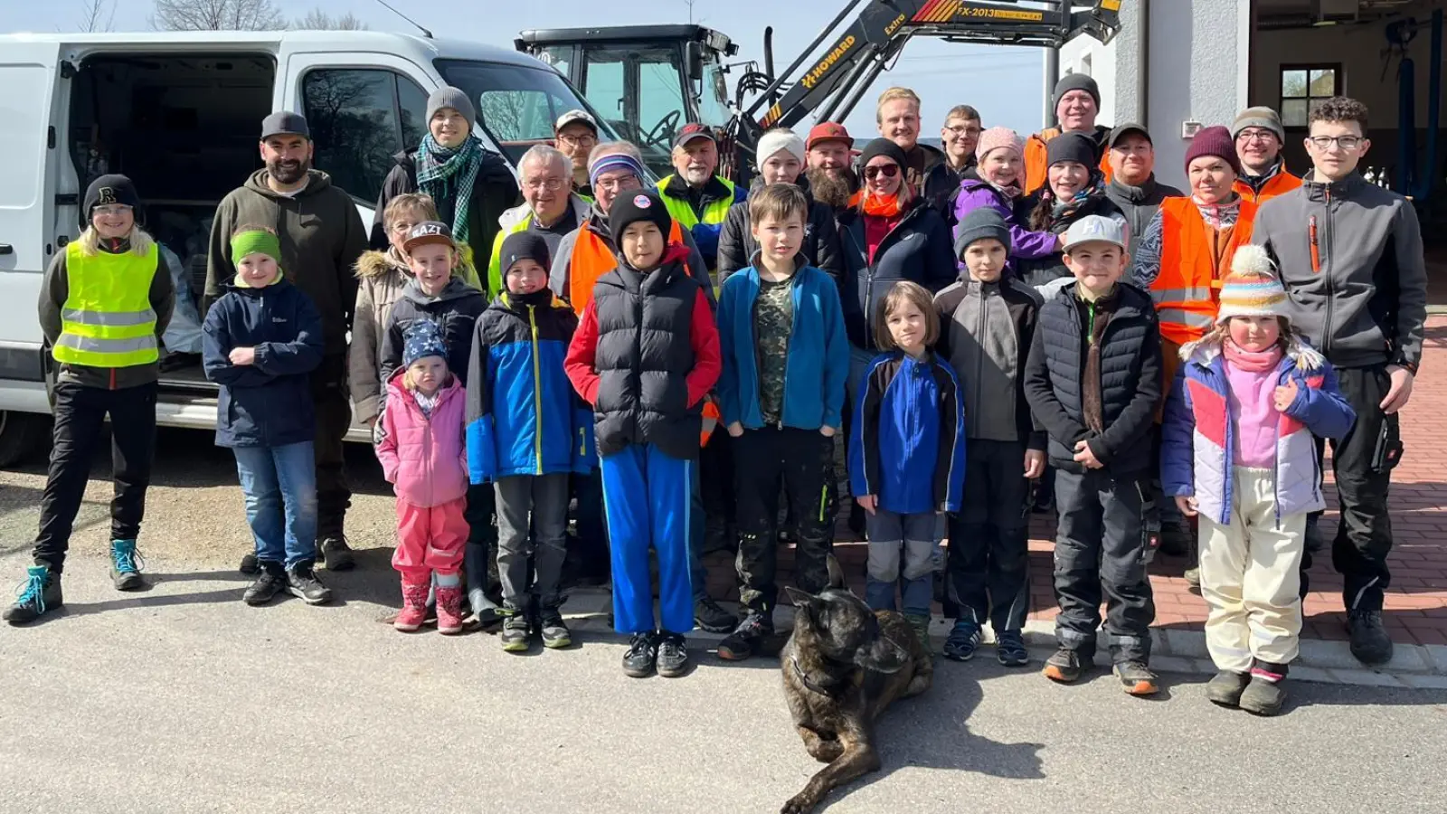 Die fleißigen Helferinnen und Helfer kamen nach getaner Arbeit am Feuerwehrhaus in Roschau zusammen. (Bild: Peter Greiner)