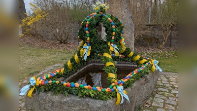 Osterbrunnen grüßt am Ortseingang (Bild: Siegfried Bock)