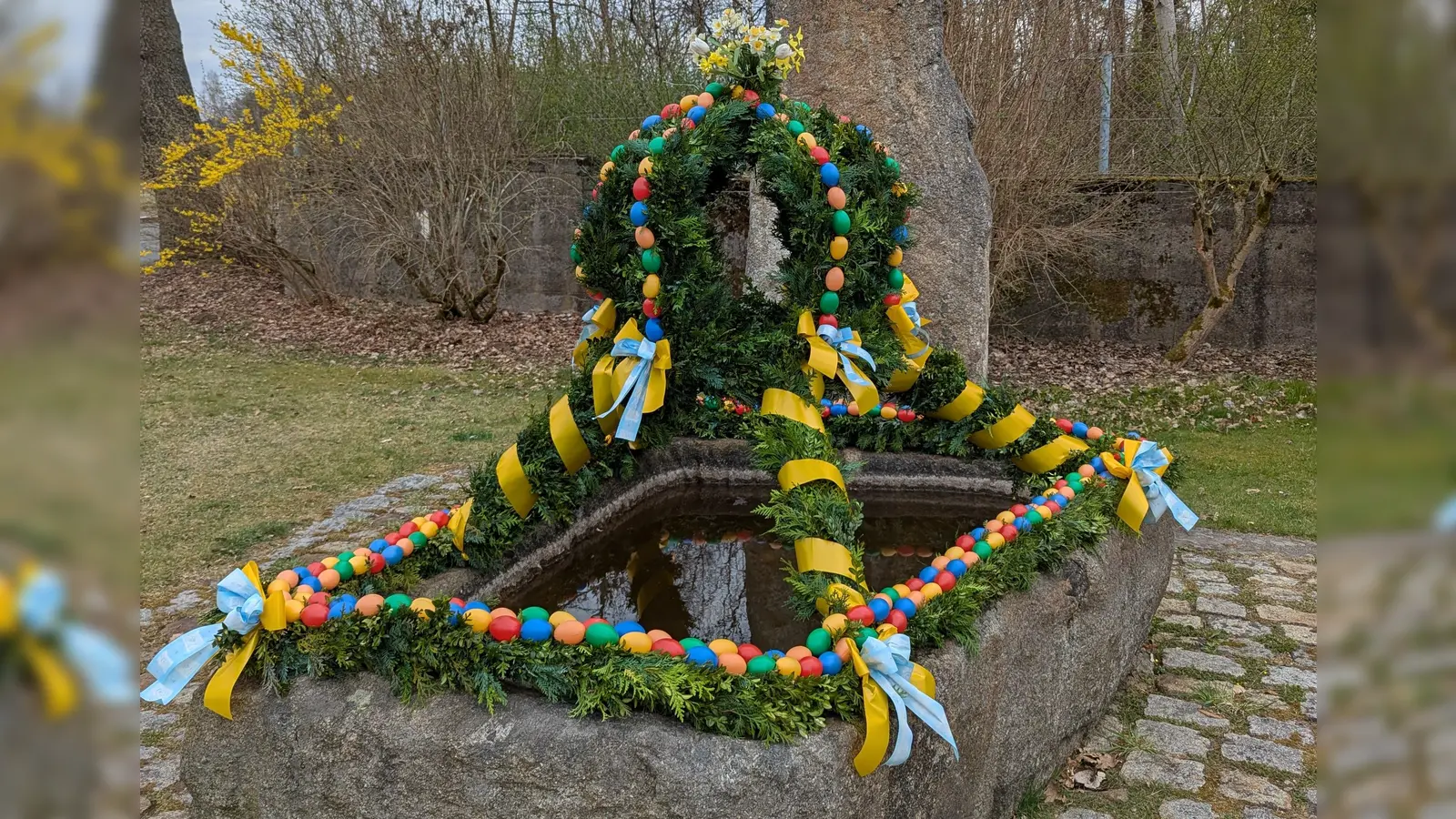 Osterbrunnen grüßt am Ortseingang (Bild: Siegfried Bock)