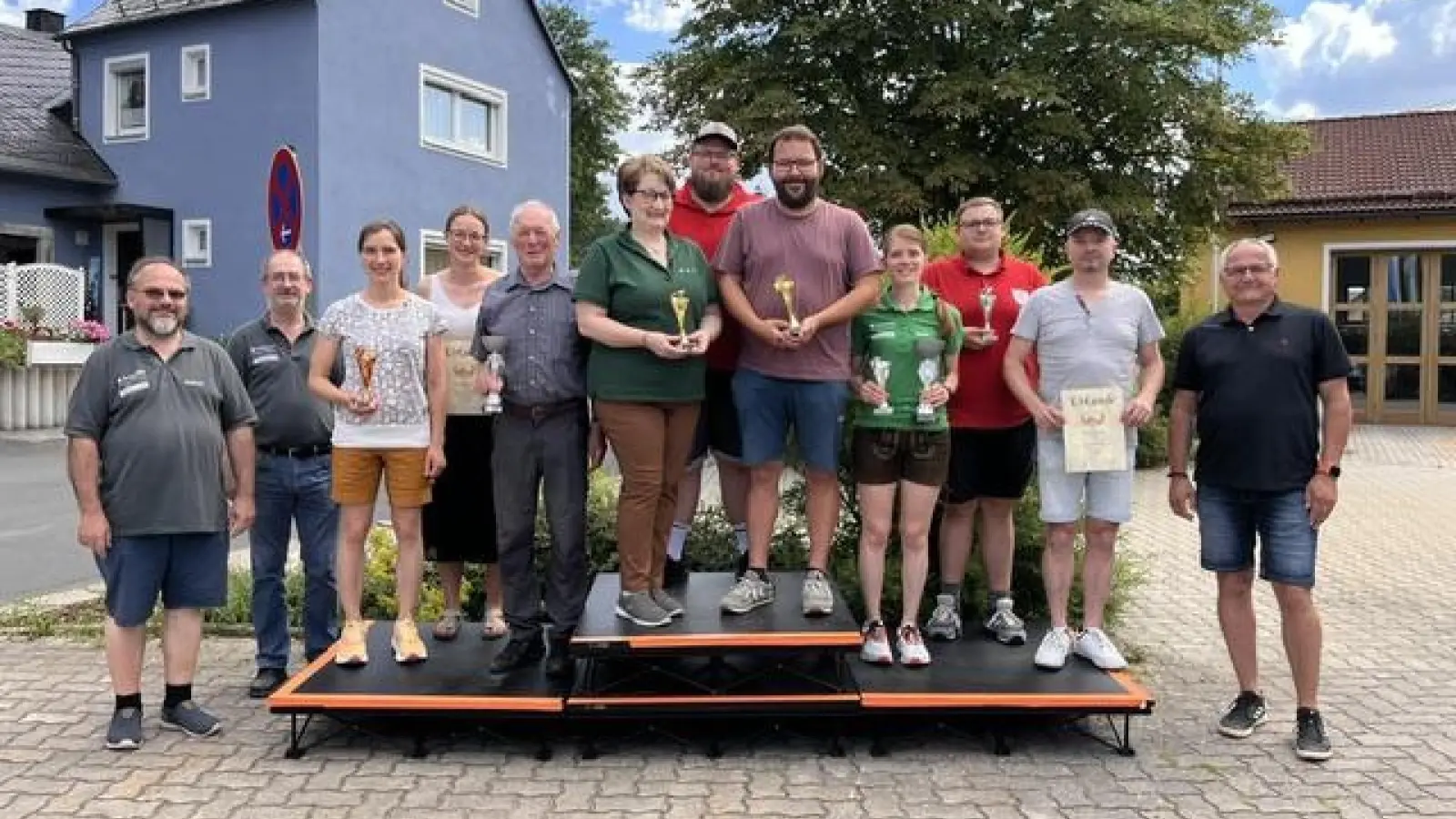 Auf dem Bild Einzel- und Mannschaftssieger von links nach rechts: Vorsitzender Andreas Michl, Schießleiter Adrian Haider, Veronika Rickauer, Christina Heinl, Karl-Heinz Wegmann (OGV Lochau-Riglasreuth) Uschi Malzer, Patrick Wegmann (FC Bayern Fanclub), Jörg Würstl, Katrin Meyer (Steinwaldia Pullenreuth), Nico Wegmann, Andreas Philipp (FFW Pullenreuth) und 1. Bürgermeister Hubert Kraus. (Bild: Josef Maschauer )