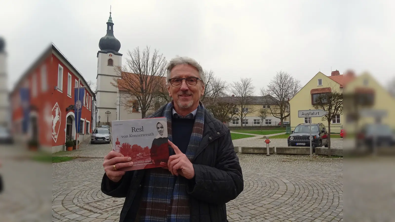 Johann Härtl mit seinem Buch über die Resl von Konnersreuth. (Bild: Thomas Pinzer)