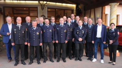 Sogar drei „50er” waren unter den geehrten Aktiven der Ebermannsdorfer Wehren, hier mit Landrat, Bürgermeister und den Feuerwehr-Führungskräften. (Bild: Joachim Gebhardt)