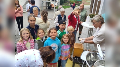 Unsere junge Gartenbaugeneration beim Ausbuttern (Bild: Erwin Reng)