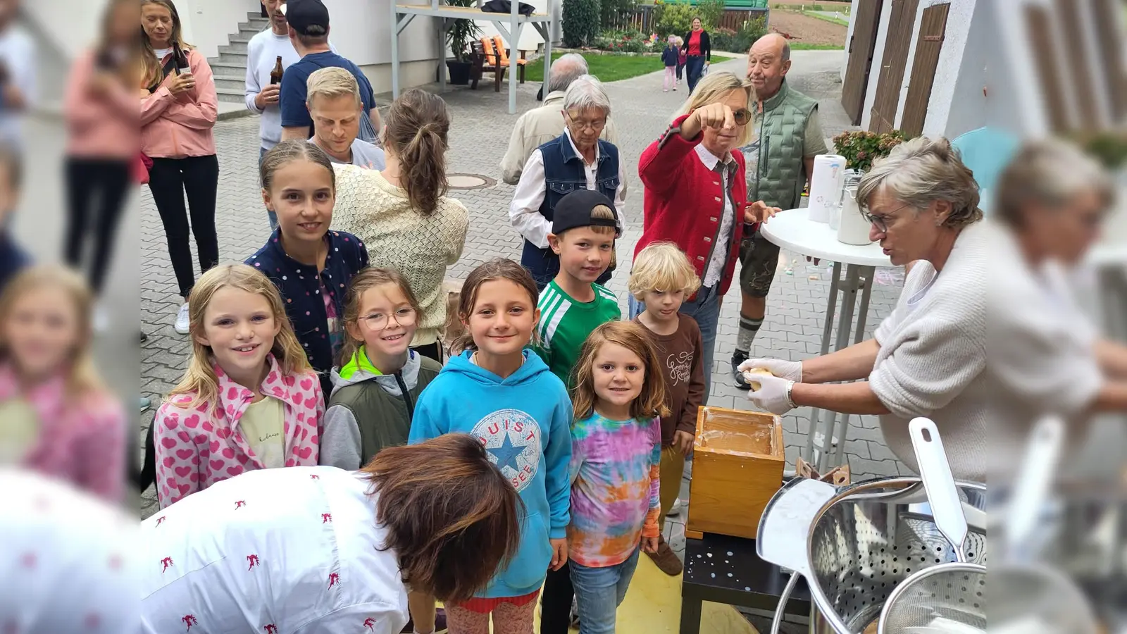 Unsere junge Gartenbaugeneration beim Ausbuttern (Bild: Erwin Reng)