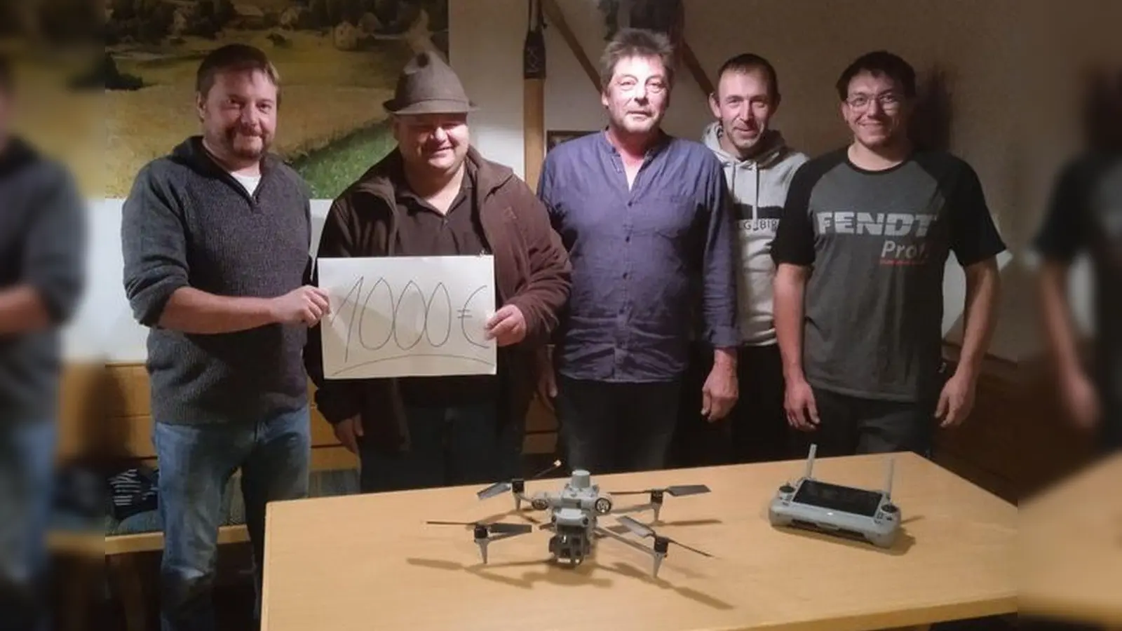 Bild zeigt von links Vorstand Michael Fischer, Drohnenpilot Michael Sticht, Vorstand Hans Sticht, beide Kassenprüfer Benjamin Becher und Hannes Philbert. (Bild: Josef Söllner)