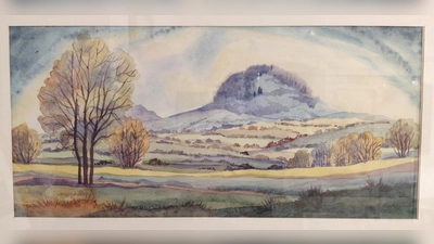 Ein Update hat die aktuelle Sonderausstellung im Kemnather Museum bekommen: Gezeigt werden nun Aquarelle des Kemnather Künstlers Gottlieb Scharff. Hauptaugenmerk ist Kemnath und die Region. Auf diesem Werk hat Scharff den Schloßberg in Waldeck verewigt. (Bild: Bernhard Piegsa)