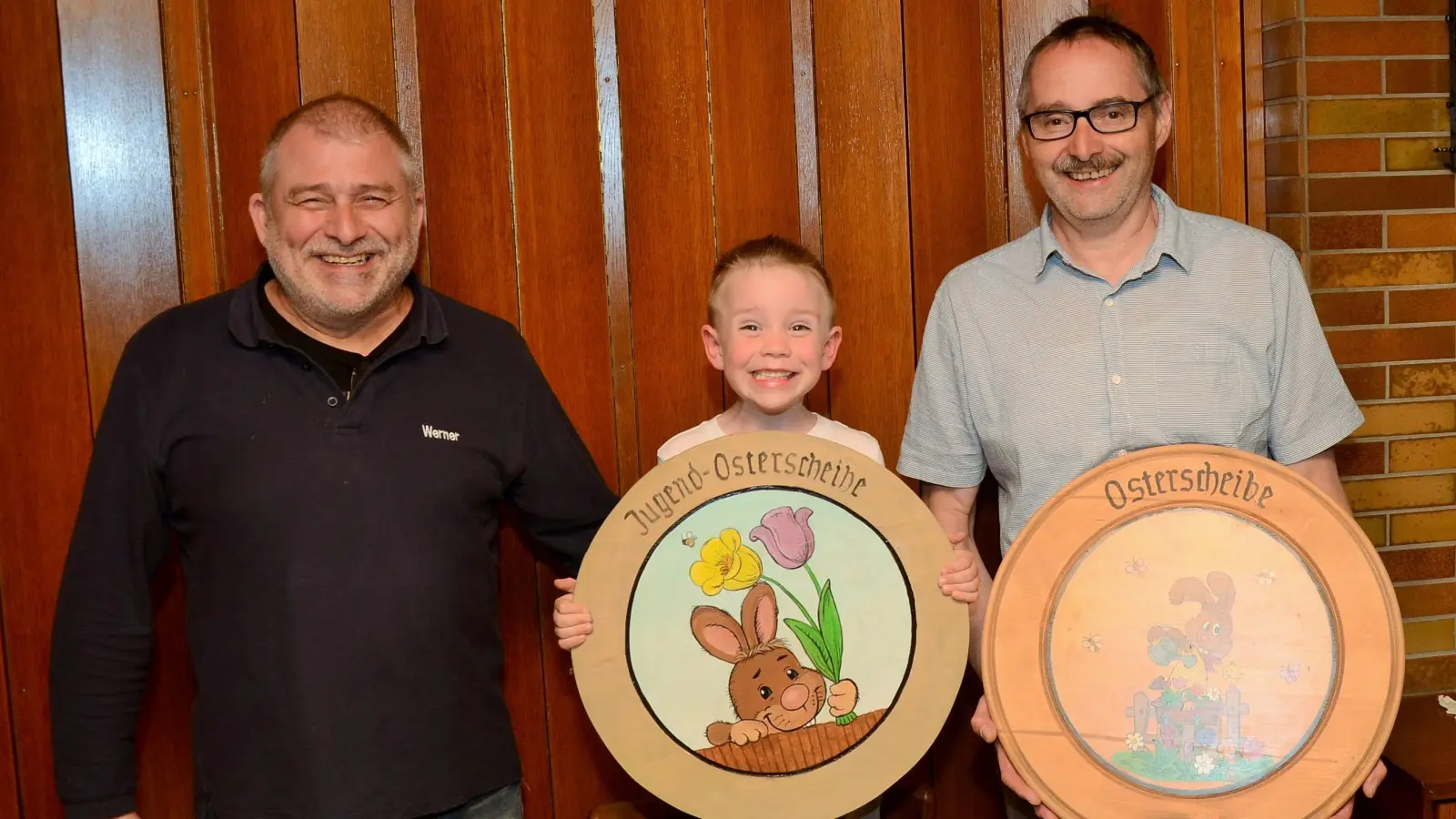 Schützenmeister Werner Grünthaler mit dem Gewinner der Jugendscheibe Brian Grünthaler und Osterscheibengewinner Erwin Kolb (Bild: Johannes Kolb)