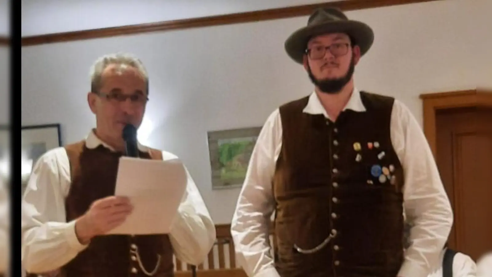 Links 1. Vorstand Franz Niebler bei seinem detaillierten Bericht über das vergangene Vereinsjahr des Heimatvereins Birgland e.V., rechts 2. Vorstand Andre Wing. (Bild: Gerda Donhauser)