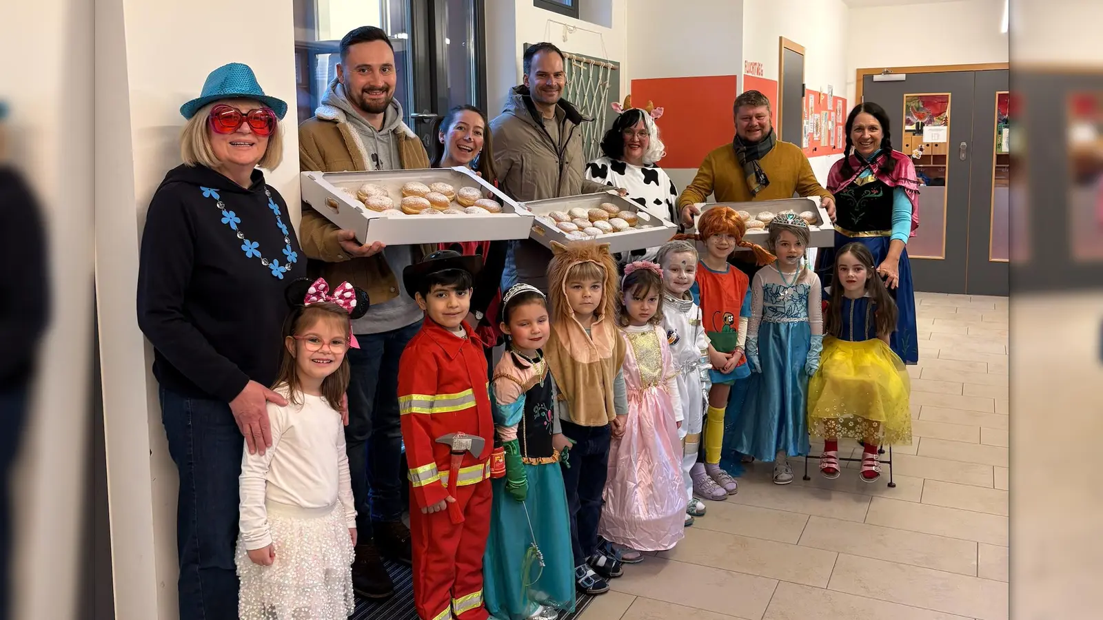 Krapfen brachten die Vertreter der CSU in den AWO Kindergarten Regenbogenland. (Bild: Lena Bäumler)