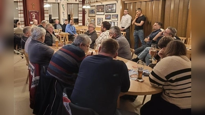 Rede und Antwort standen die Kandidaten der Freien- Wähler- Gemeinschaft Vorbach/Oberbibrach/Höflas beim Bürgergespräch im FCV- Sportheim. (Bild: Dominik Eckert)