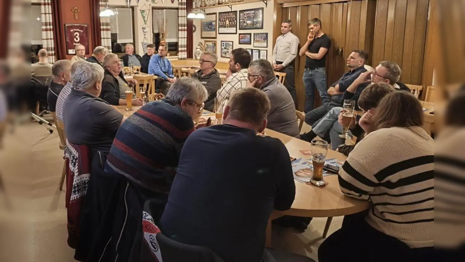 Rede und Antwort standen die Kandidaten der Freien- Wähler- Gemeinschaft Vorbach/Oberbibrach/Höflas beim Bürgergespräch im FCV- Sportheim. (Bild: Dominik Eckert)