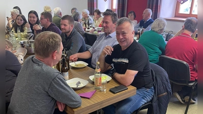 Zahlreiche Besucher beim Fastenessen in Burkhardsreuth (Bild: Christine Majer)