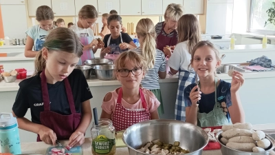 Bayrisch kochen: Jungköche/-innen im Einsatz. (Bild: Simone Vetter)