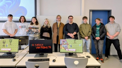 Die Teilnehmer des Kurses Game-Design präsentieren zusammen mit ihrem Leiter Silvan Schmutzler (rechts) die erarbeiteten Spiele.  (Bild: Georg Lang)